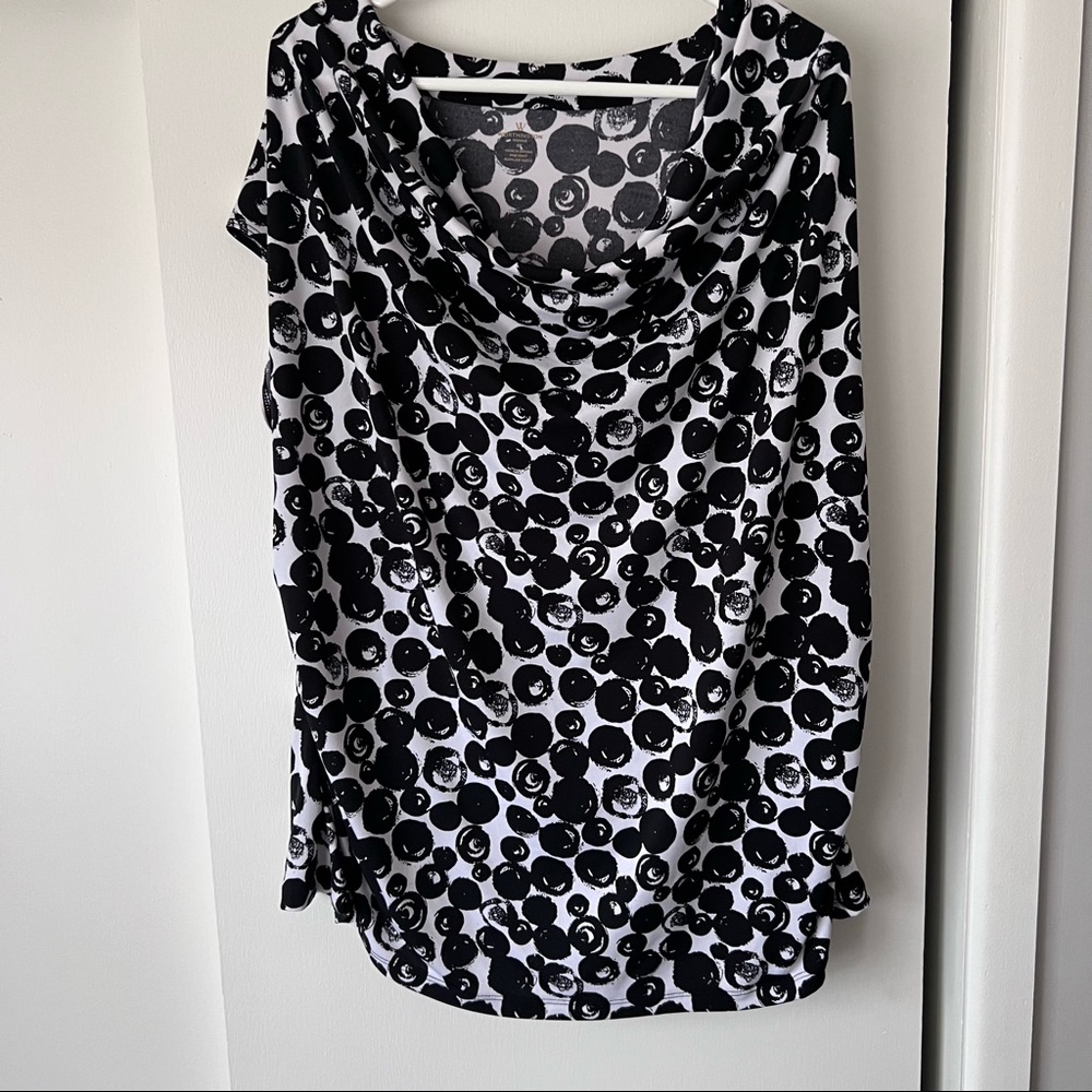 COPY - Graphic black-and-white print shell sleeveless shirt with cowl neck